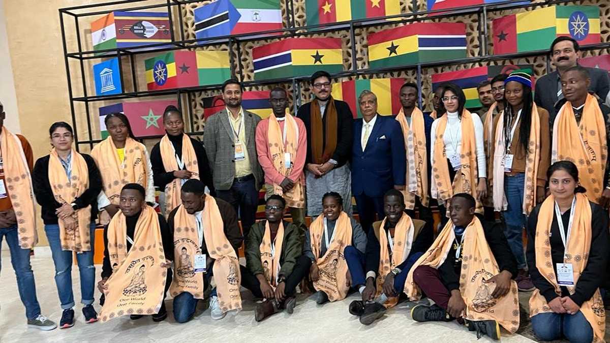 हैकथॉन में जेवर विधायक ने अफ्रीकी छात्रों को अंग वस्त्र पहनाकर किया स्वागत